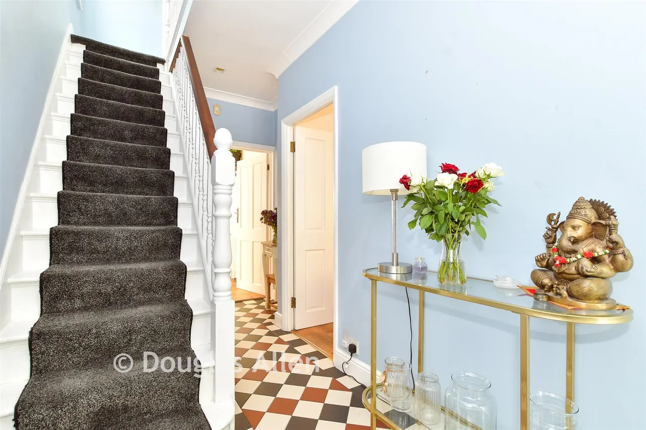 Main Road, Gidea Park, RM1, photo 9