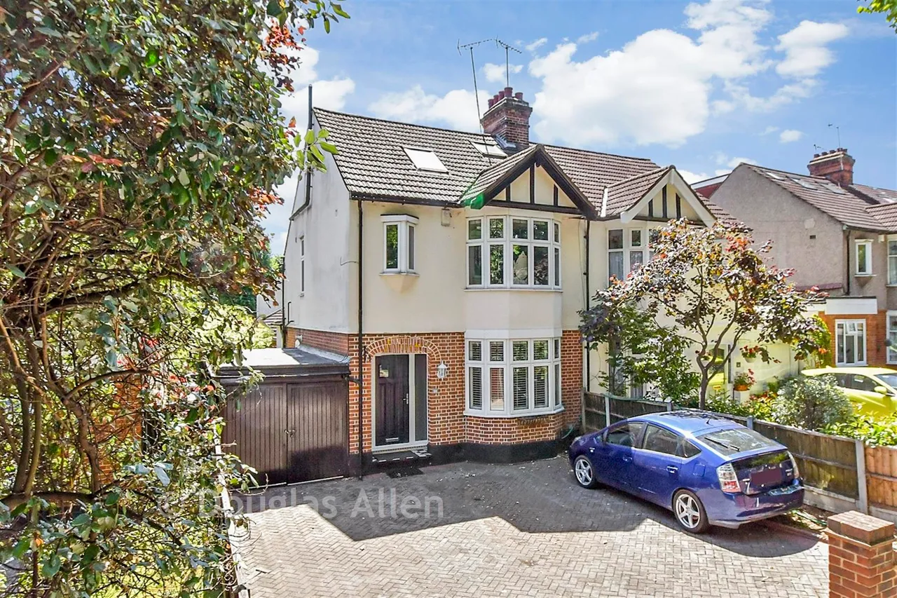 4 bed house for sale, Main Road, Gidea Park, RM1