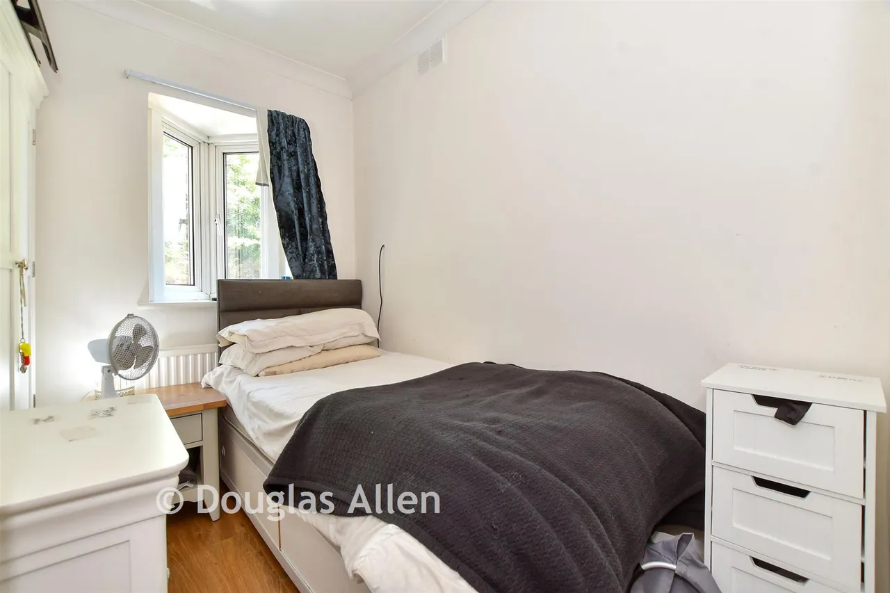 Main Road, Gidea Park, RM1, photo 13