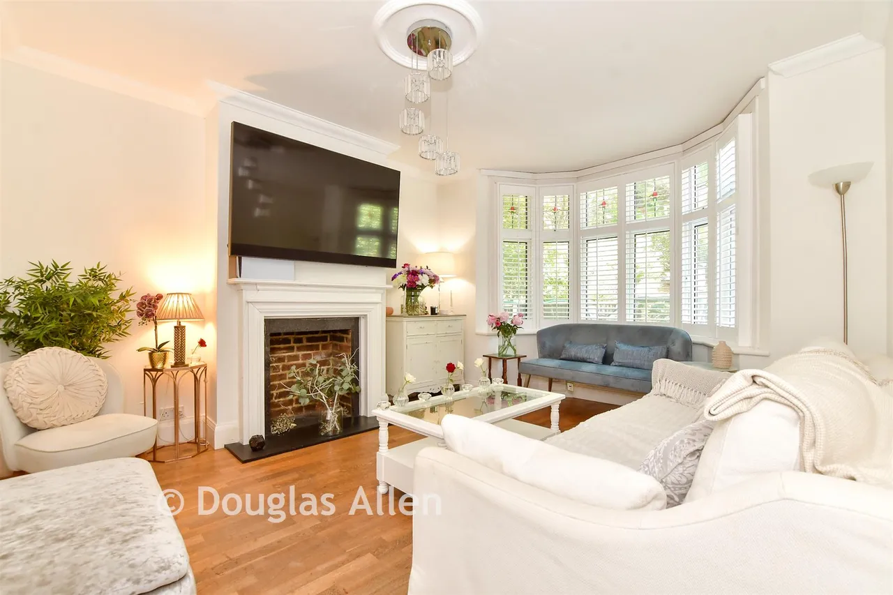 Main Road, Gidea Park, RM1, photo 5