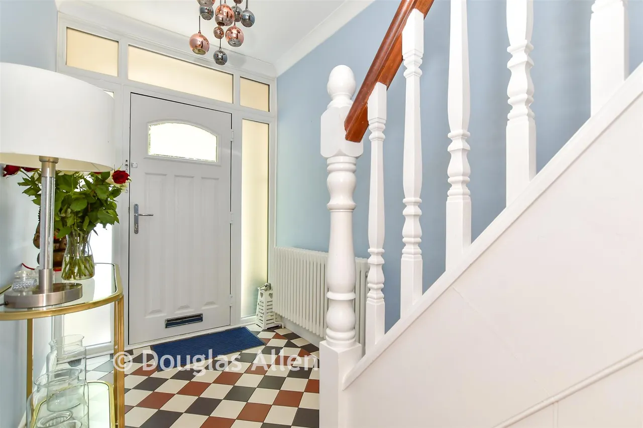 Main Road, Gidea Park, RM1, photo 8