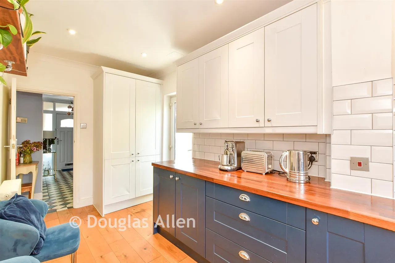 Main Road, Gidea Park, RM1, photo 4