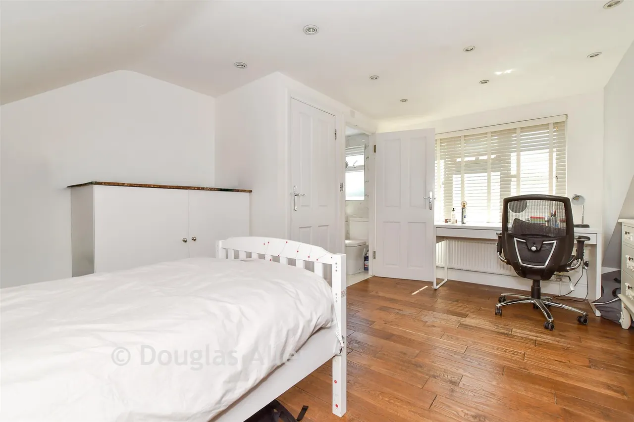 Main Road, Gidea Park, RM1, photo 10