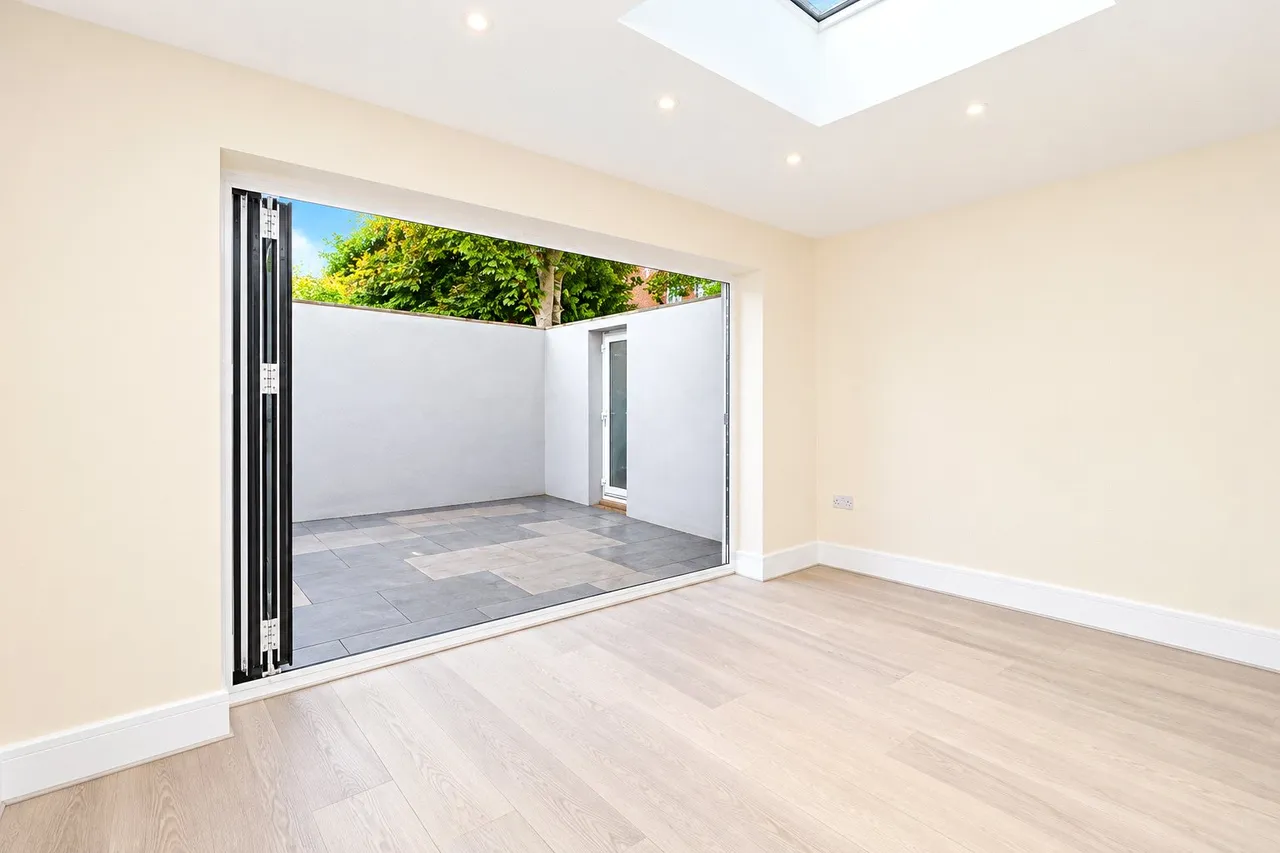 Vale Farm Road, Woking, GU21, photo 3