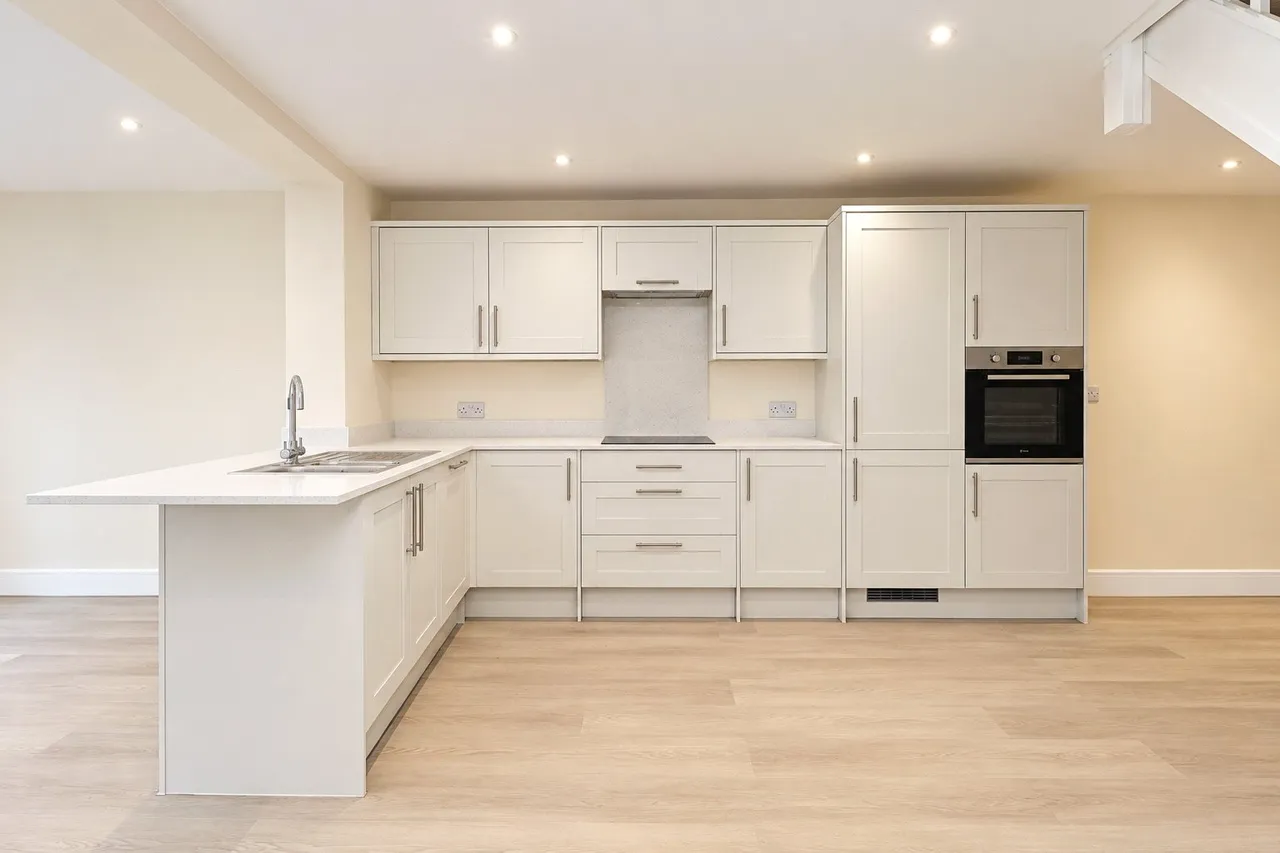 Vale Farm Road, Woking, GU21, photo 8