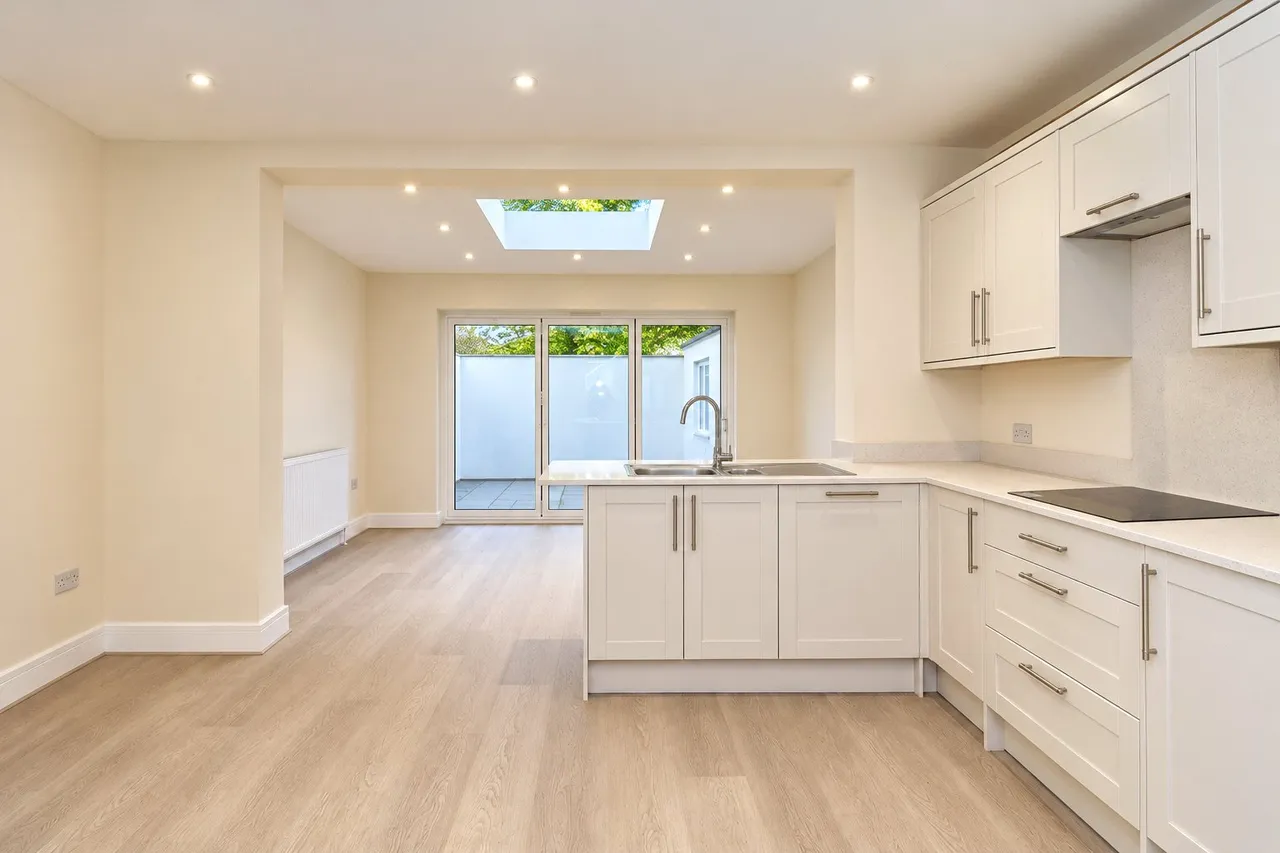 3 bed house for sale, Vale Farm Road, Woking, GU21