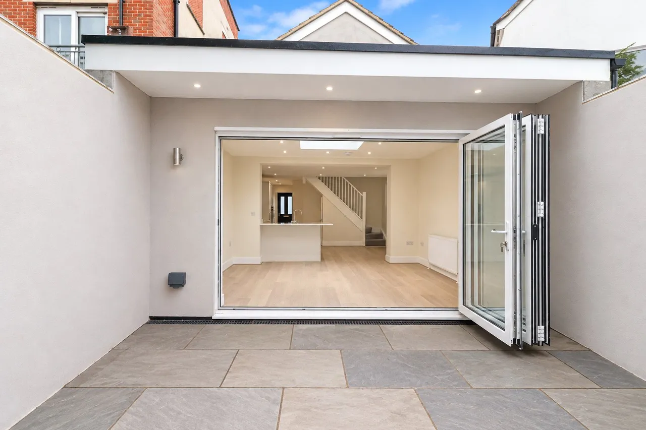 Vale Farm Road, Woking, GU21, photo 6