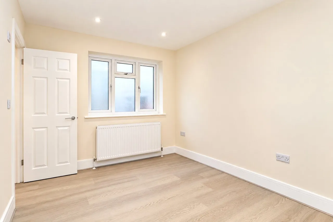 Vale Farm Road, Woking, GU21, photo 7