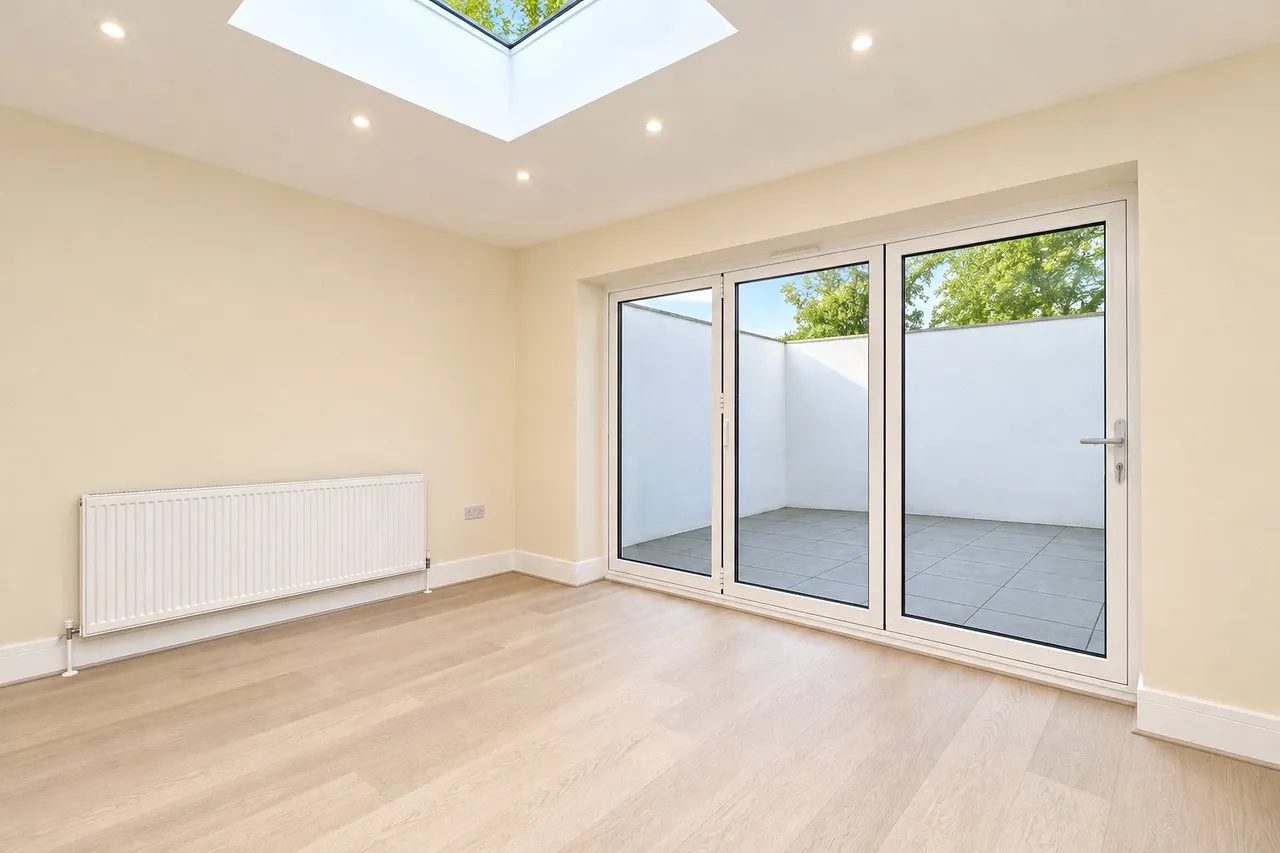 Vale Farm Road, Woking, GU21, photo 9