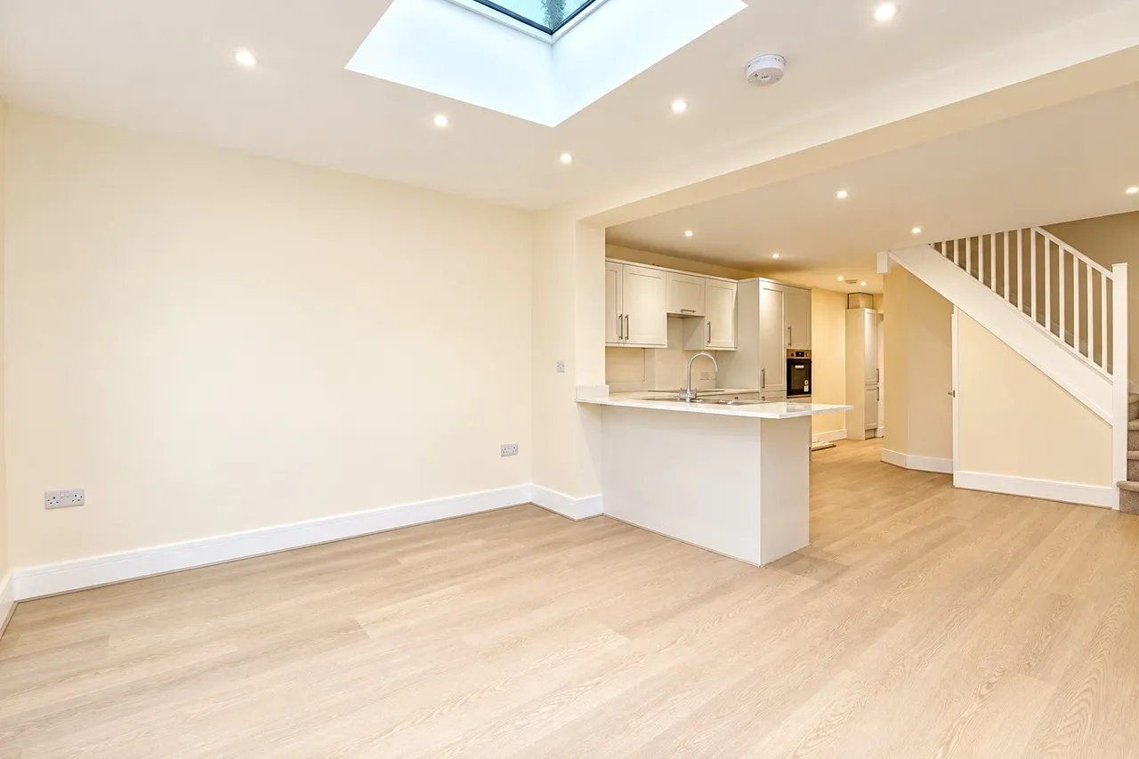 Vale Farm Road, Woking, GU21, photo 4