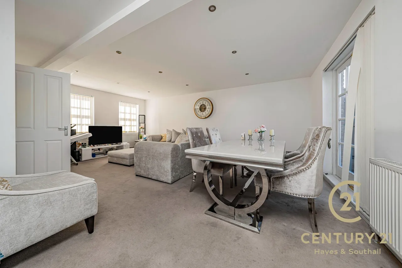 Harlington Road, UB8, photo 2