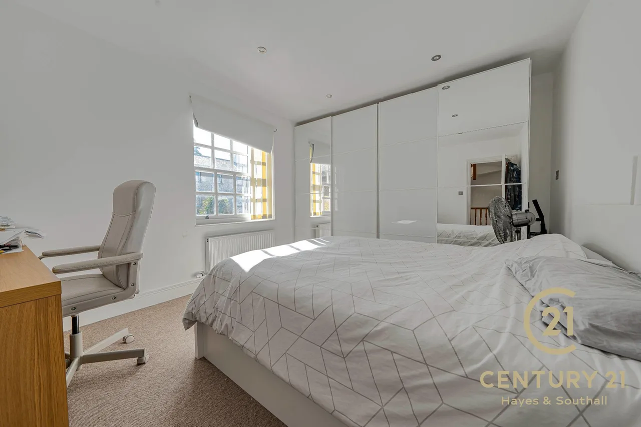 Harlington Road, UB8, photo 6