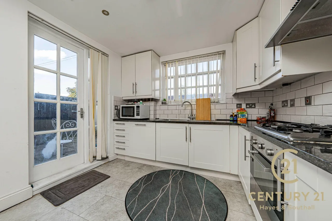 Harlington Road, UB8, photo 4