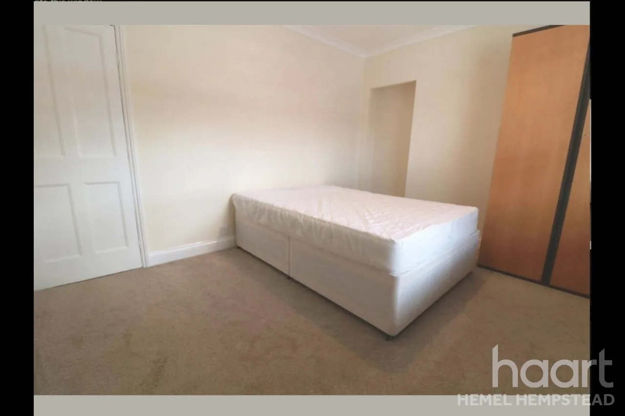 Leavesden Road, WD24, photo 3