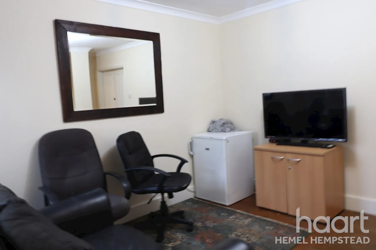 Leavesden Road, WD24, photo 8