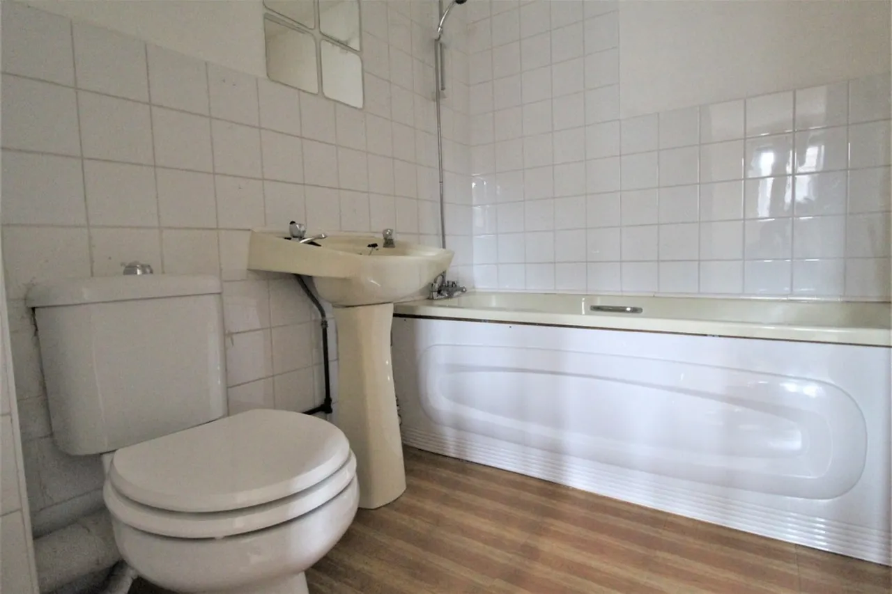 Staines Road, Feltham, photo 5