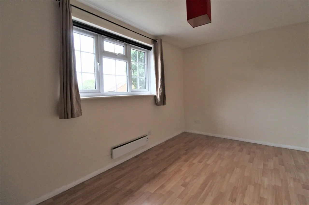 Staines Road, Feltham, photo 4