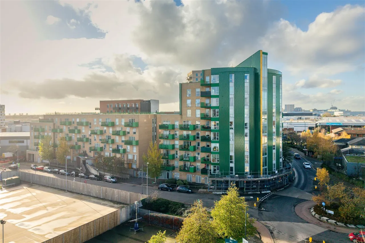 2 bed flat for sale, Central Way, London, NW10
