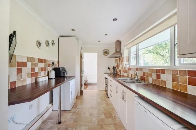 High View Road, Lightwater, GU18, photo 3
