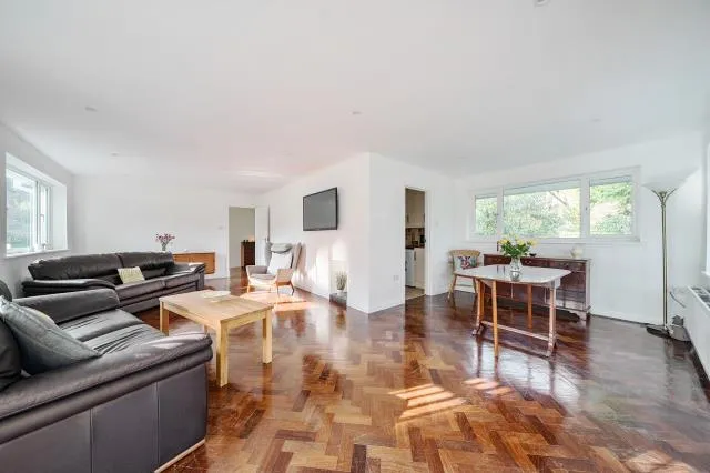 High View Road, Lightwater, GU18, photo 2