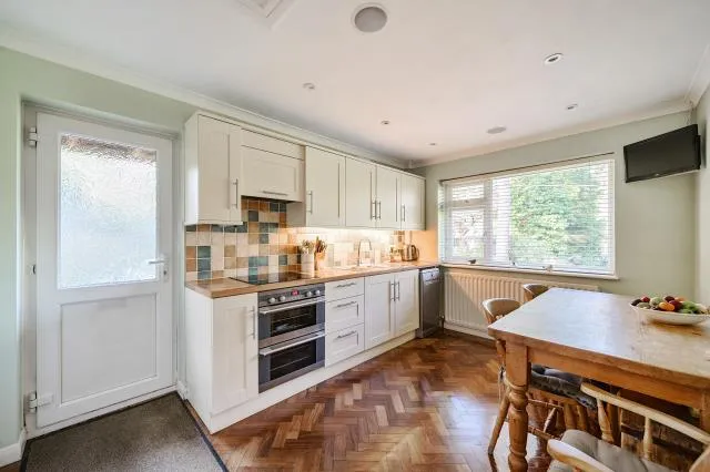 High View Road, Lightwater, GU18, photo 10