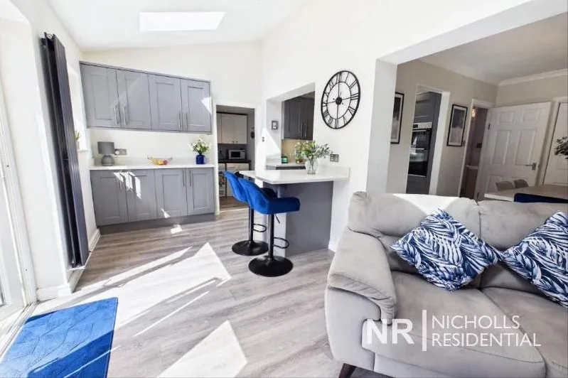 Rhodrons Avenue, Chessington, KT9, photo 4