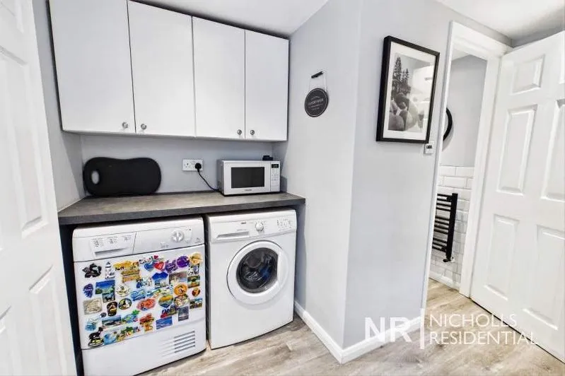 Rhodrons Avenue, Chessington, KT9, photo 11