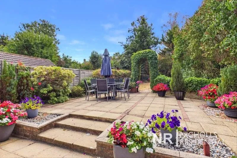 Rhodrons Avenue, Chessington, KT9, photo 19