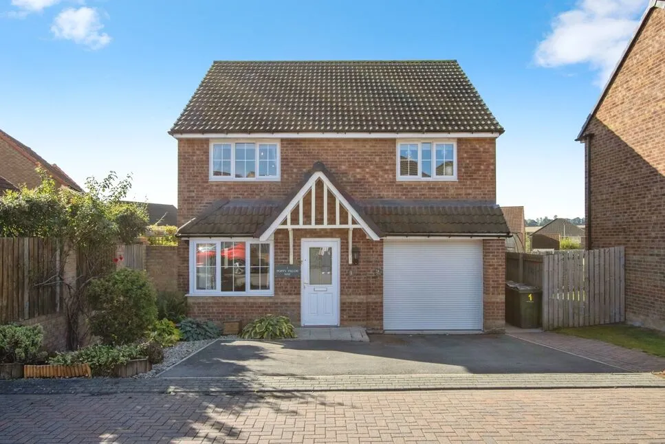 4 bed house for sale — Poppy Fields Way, Pontefract, West Yorkshire, WF8
