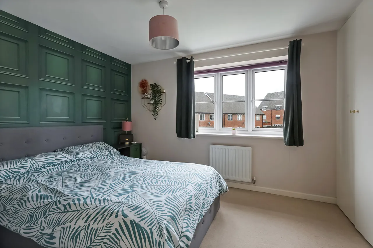 2 bed property for sale, Burgess Road, Horley, RH6