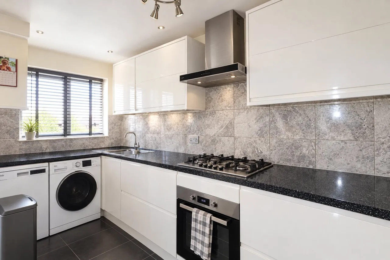 Loop Road, Woking, GU22, photo 2