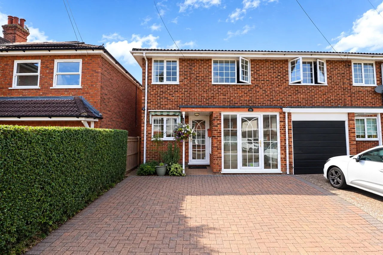 4 bed house for sale, Loop Road, Woking, GU22