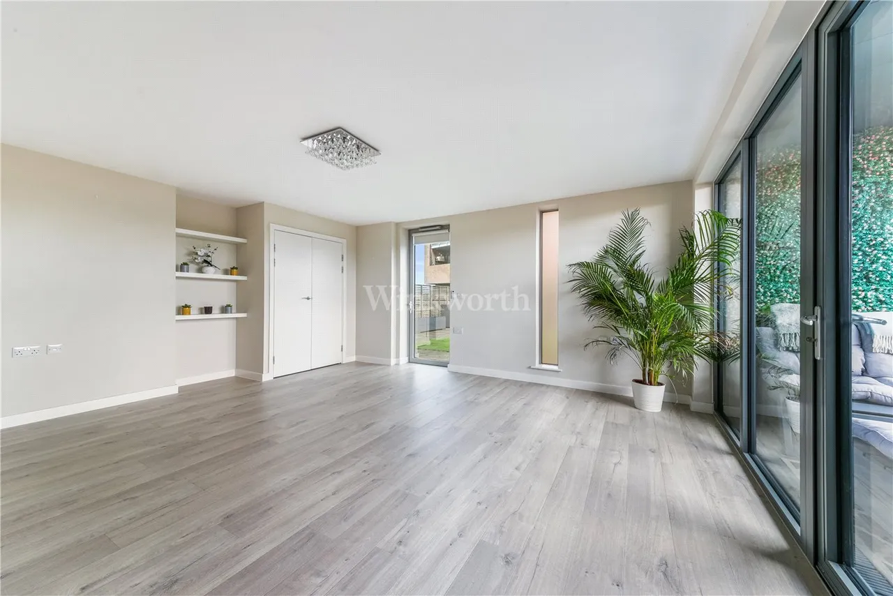 2 bed flat for sale, Bromley Road, London, SE6