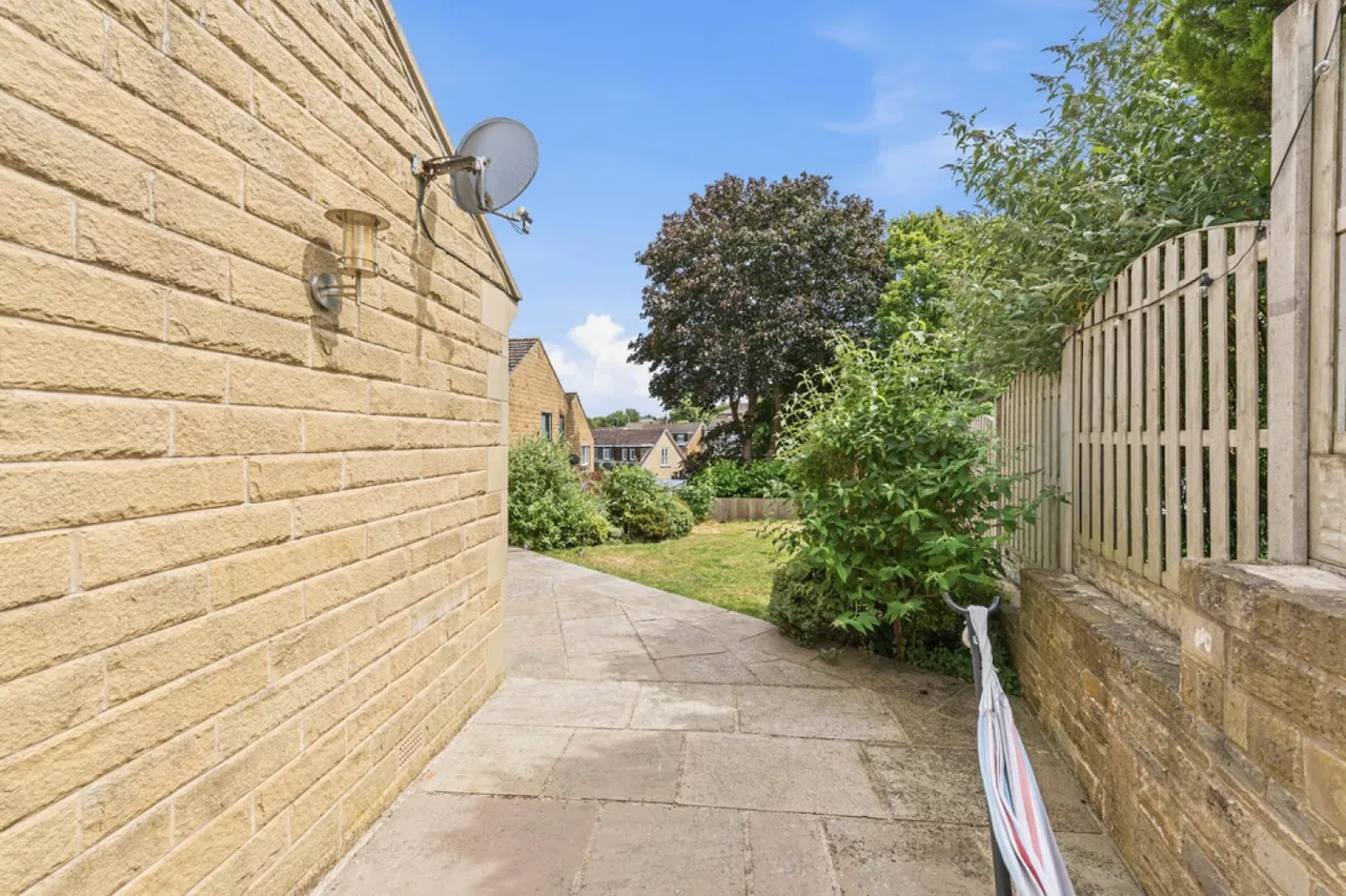 Yew Tree Road, Shepley, photo 9