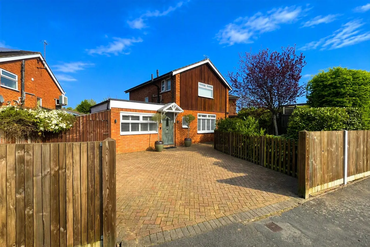 4 bed house for sale — Exeter Road, Ash, Surrey, GU12 6SS