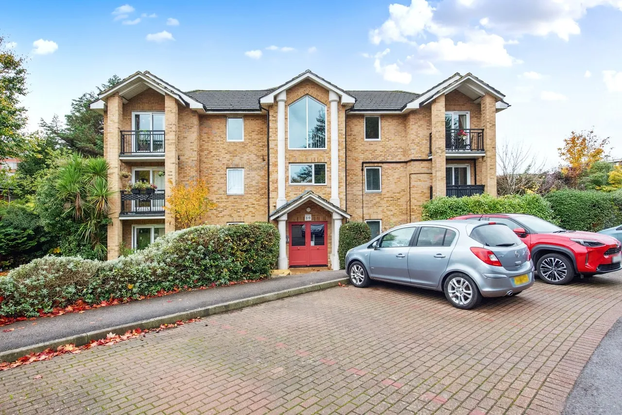 Salisbury Road, Farnborough, Hampshire, GU14 7AJ, photo 11
