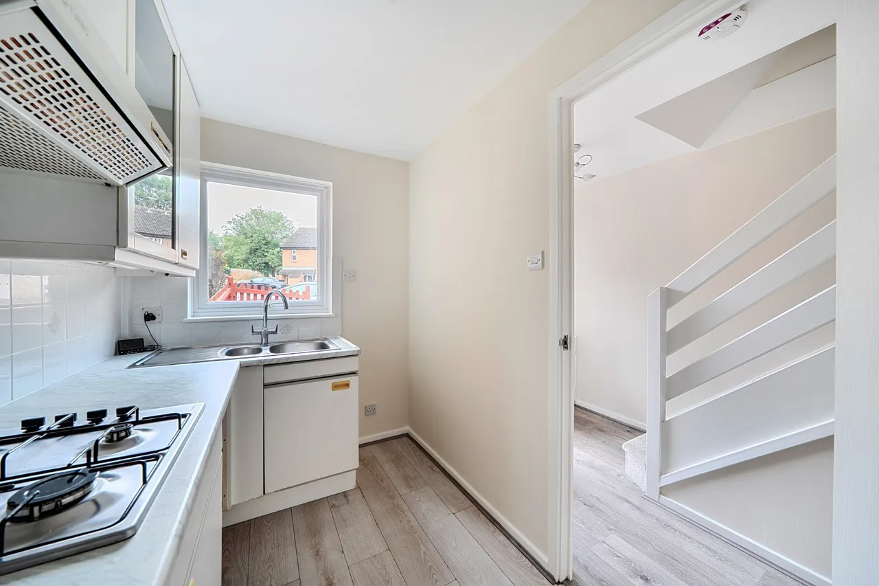Sturt Court, Merrow, GU4, photo 8