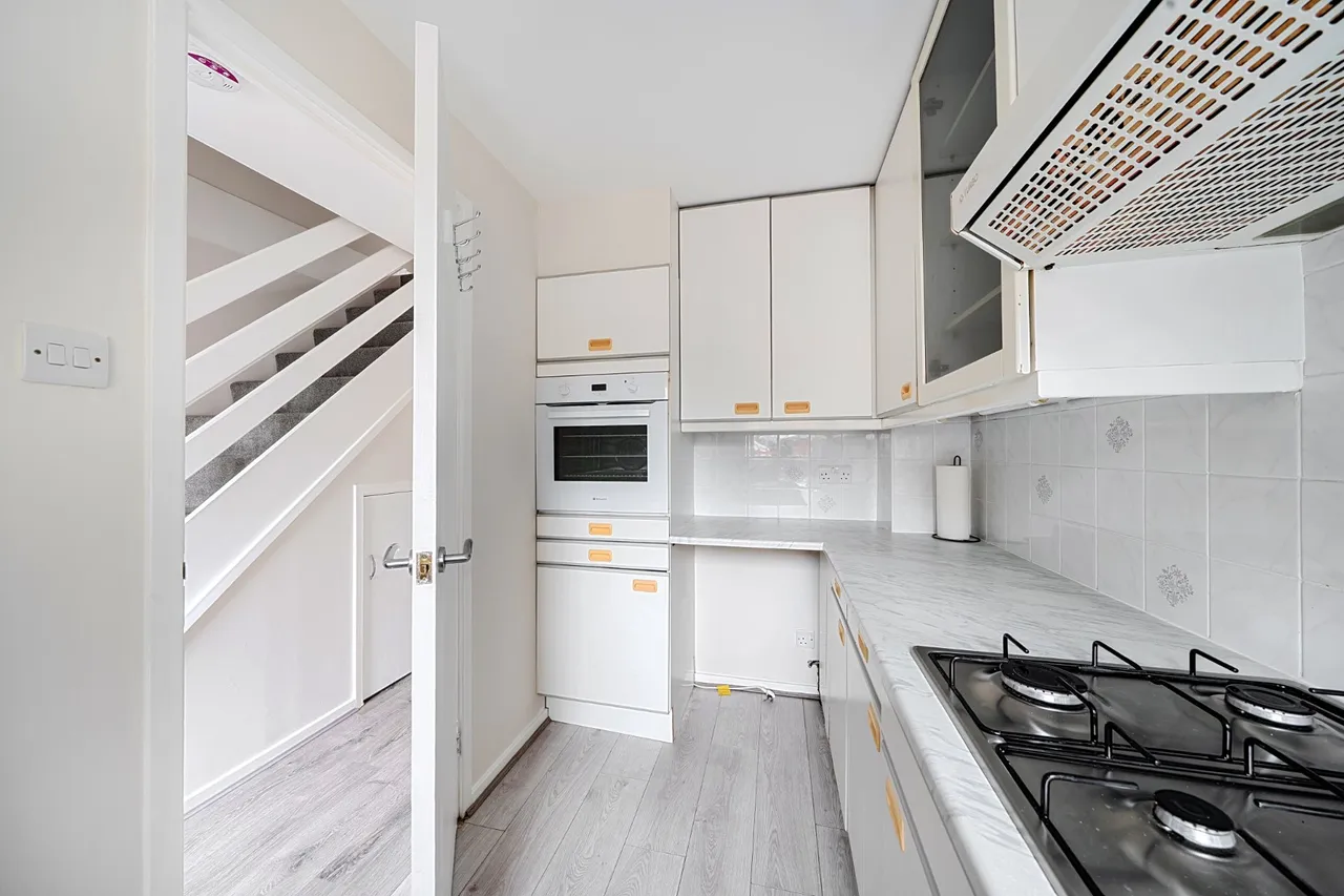 Sturt Court, Merrow, GU4, photo 9