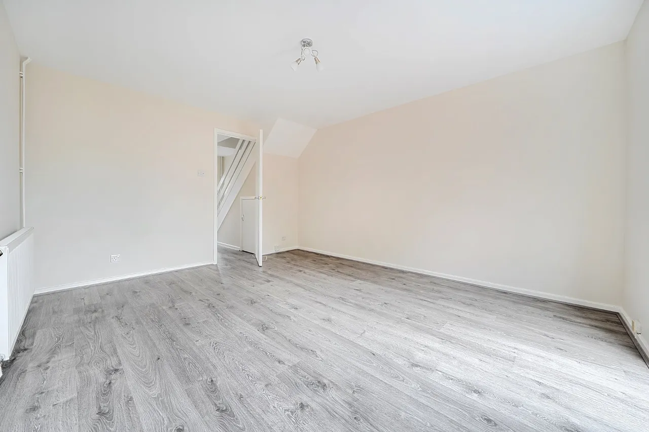 Sturt Court, Merrow, GU4, photo 10