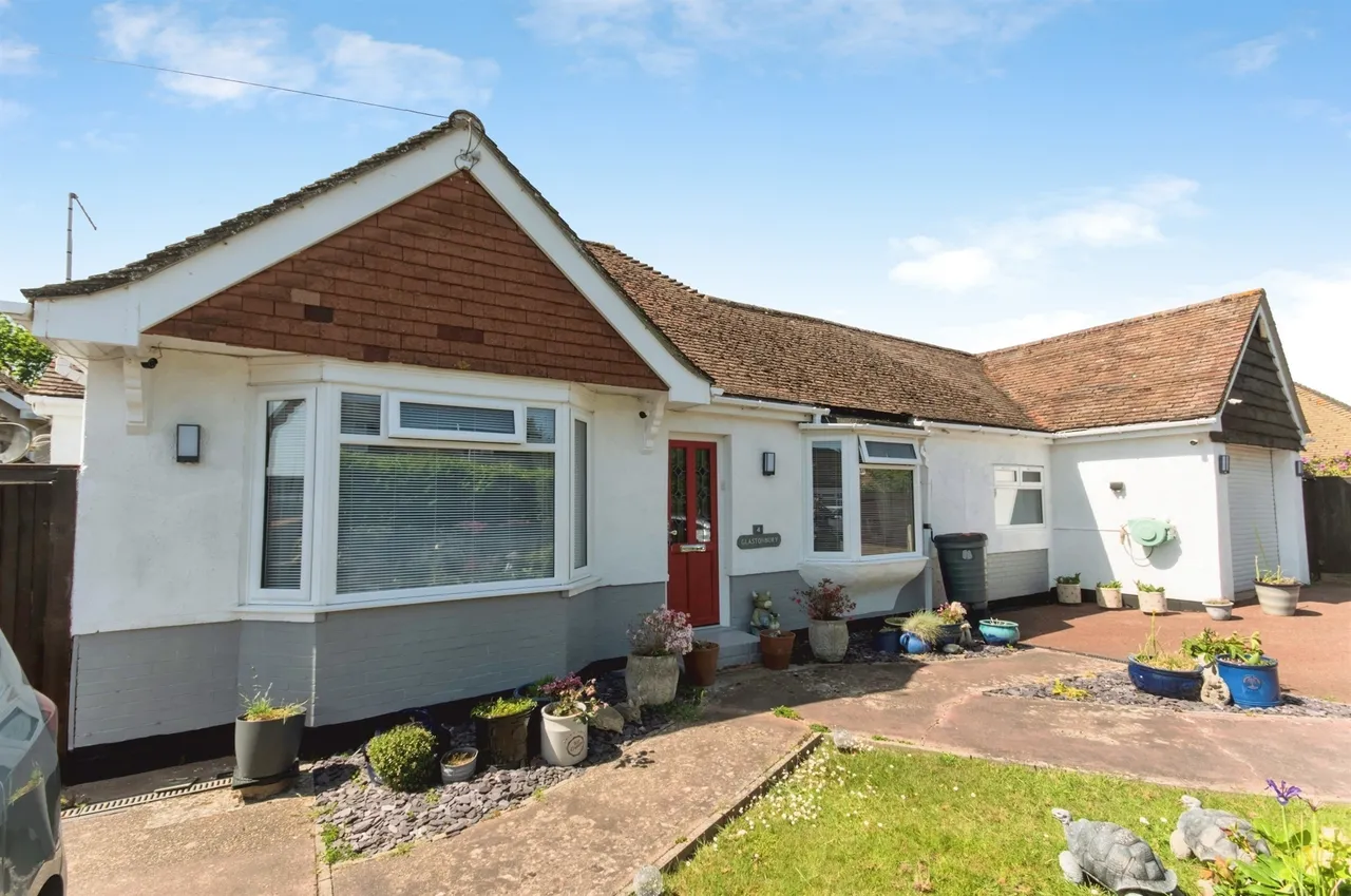3 bed house for sale — Thorne Crescent, Bexhill-On-Sea
