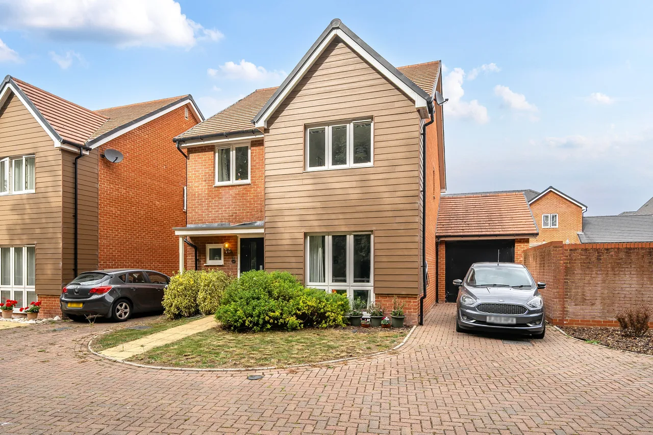 4 bed house for sale — Blue Hut Way, Basingstoke, RG23