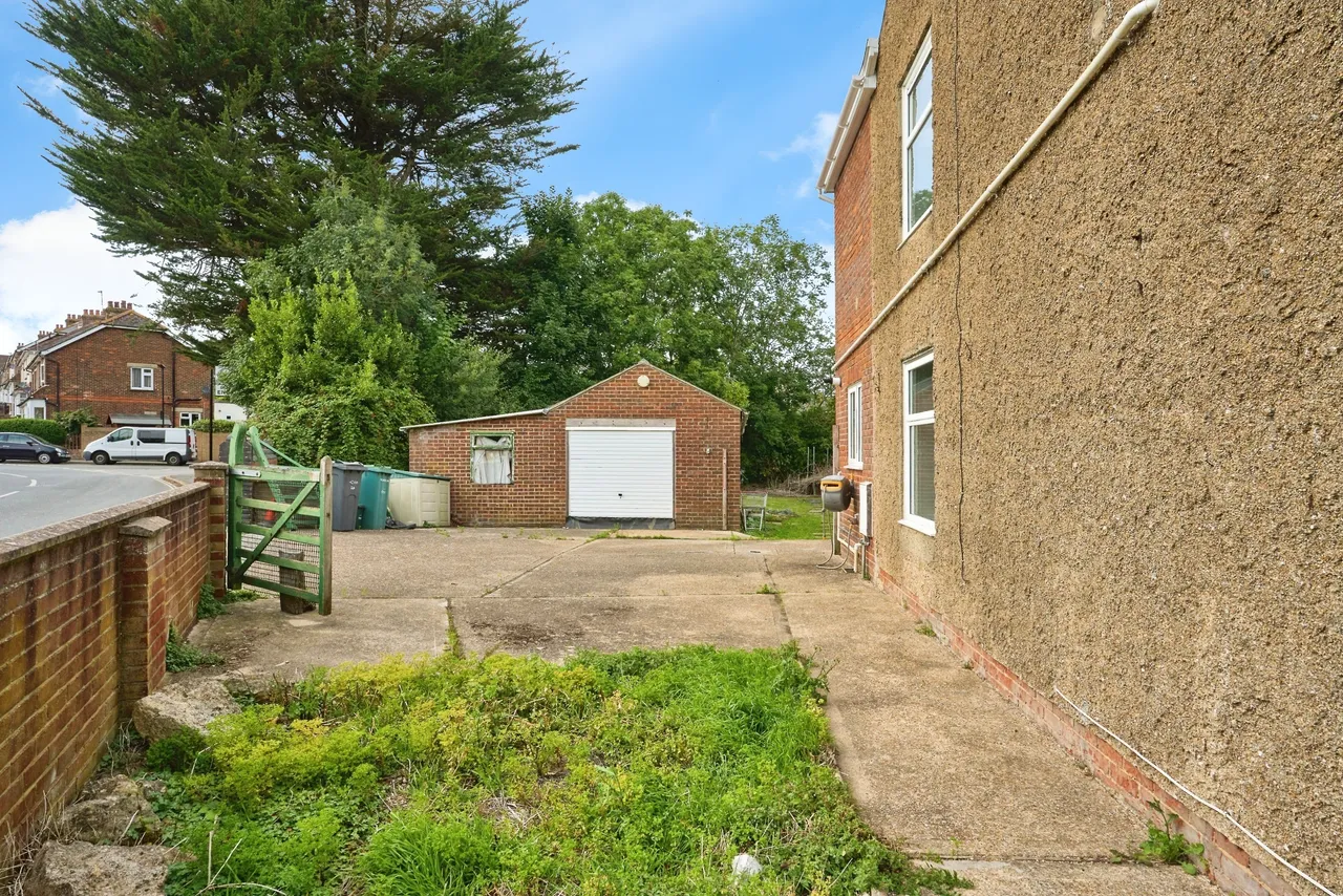 Caesars Road, Newport, PO30, photo 15