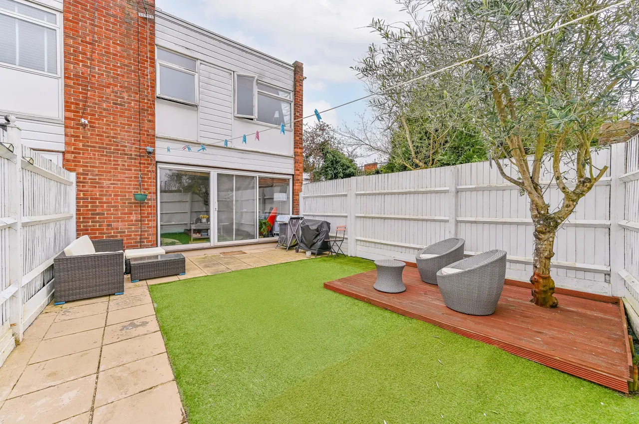 3 bed house for sale — 30 Brierley Close, London