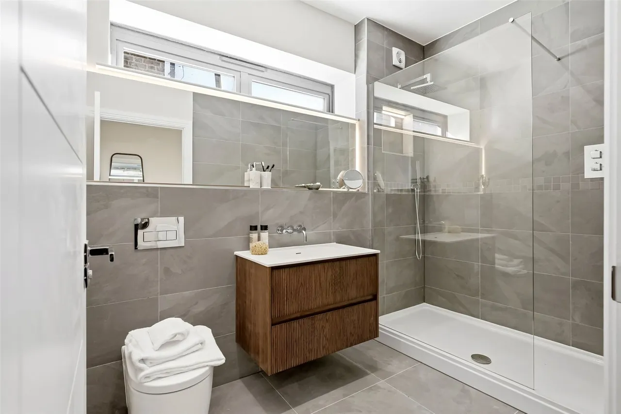 Milton Road, Hampton, TW12 2LL, photo 13