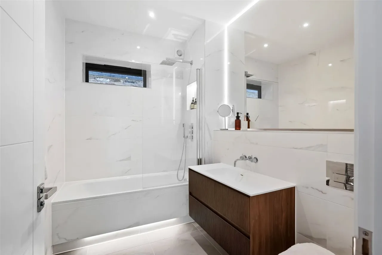 Milton Road, Hampton, TW12 2LL, photo 19