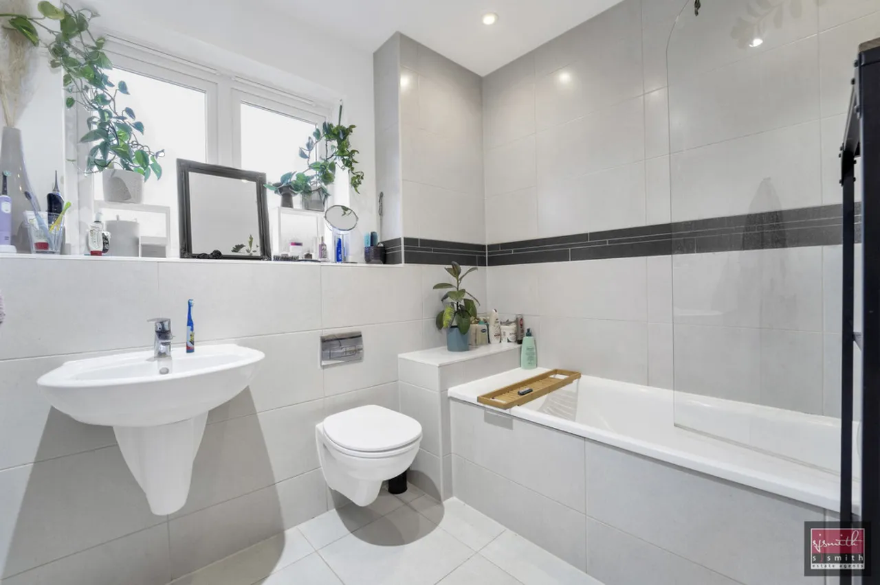 Springs Close, Stanwell, TW19, photo 9