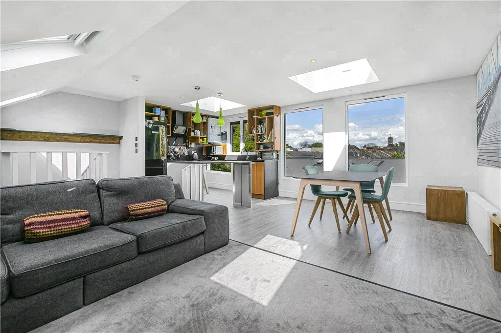3 bed flat for sale, Netheravon Road, London, W4