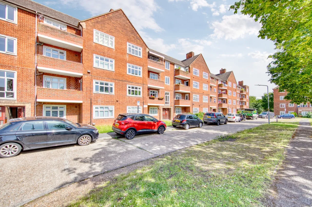 2 bed flat for sale — Althorne Gardens, South Woodford