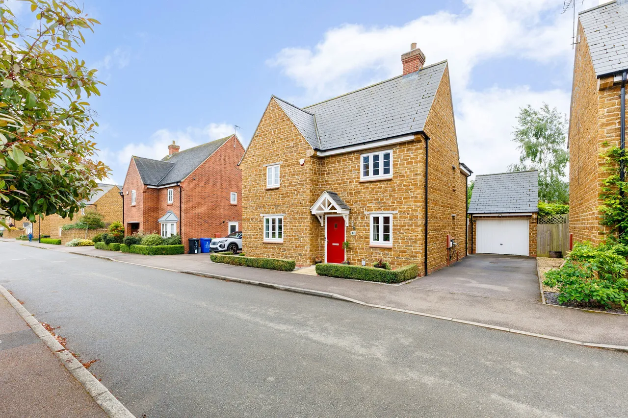 4 bed house for sale — Centenary Road, Middleton Cheney, OX17
