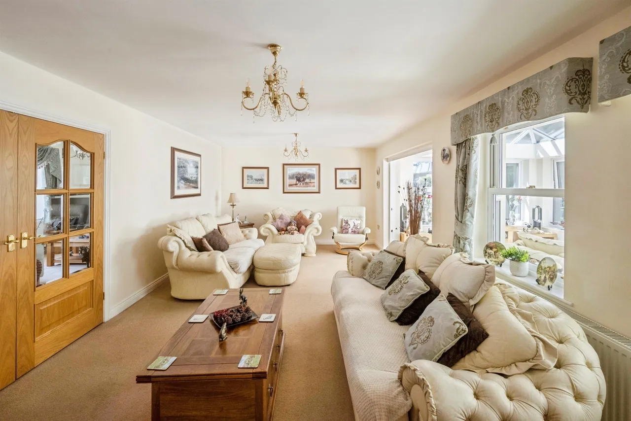 Racecourse Close, Swinton, S64, photo 6